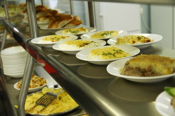 Владимир Путин поручил Правительству обеспечить школы бесплатным горячим питанием