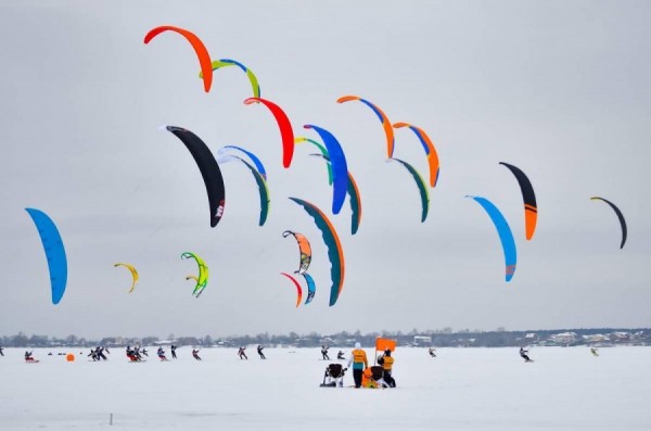 Сноукайтинг: «летающие» лыжники и сноубордисты открыли сезон на Шарташе