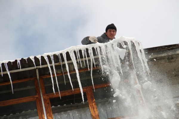 Собственники домов обязаны позаботиться об очистке крыш от снега и сосулек