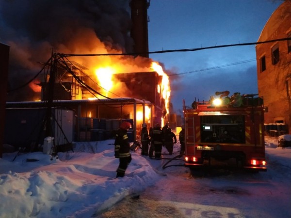 На Урале крупный пожар. У спасателей проблемы с водой для тушения огня. ФОТО