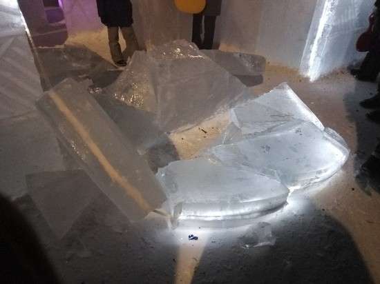 В уральском городе ребенка чуть не придавило стеной ледяного лабиринта