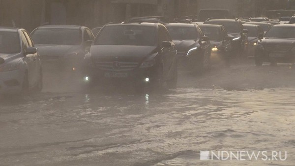 На Уралмаше прорвало трубу с горячей водой – целая улица утопает в пару (ВИДЕО) На Уралмаше прорвало трубу с горячей водой – целая улица утопает в пару (ВИДЕО)