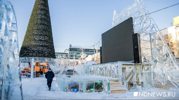 Ледовый городок на площади 1905 года закрыли – там обрушилась часть стены (ФОТО) Ледовый городок на площади 1905 года закрыли – там обрушилась часть стены (ФОТО)