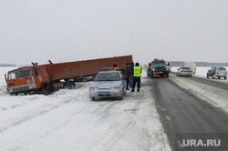 На трассе Пермь — Екатеринбург столкнулись более 20 автомобилей На трассе Пермь — Екатеринбург столкнулись более 20 автомобилей