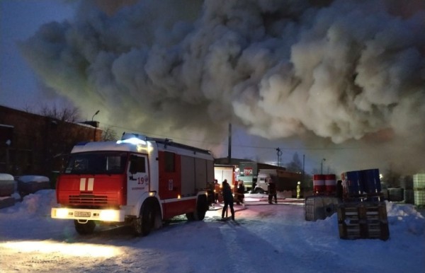 На Урале крупный пожар. У спасателей проблемы с водой для тушения огня. ФОТО
