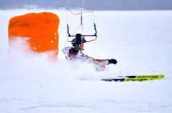 Сноукайтинг: «летающие» лыжники и сноубордисты открыли сезон на Шарташе