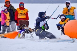Сноукайтинг: «летающие» лыжники и сноубордисты открыли сезон на Шарташе
