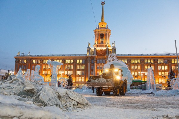 Ледовый городок закрыт: из Екатеринбурга уплывают айсберги, киты и пингвины