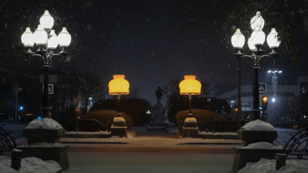 Тимофей Радя повесил уютные оранжевые абажуры на фонари возле Оперного театра