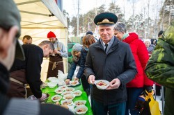 Горожане отметили День защитника Отечества в парке Маяковского