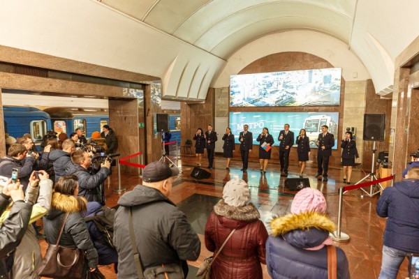 Пассажиры Екатеринбургского метро стали зрителями и слушателями Пассажиры Екатеринбургского метро стали зрителями и слушателями