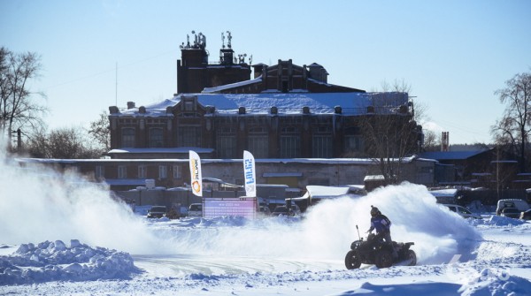 Сергей Карякин устроил гонки на льду Верх-Исетского пруда. Фото Сергей Карякин устроил гонки на льду Верх-Исетского пруда. Фото