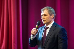 Глава Екатеринбурга открыл обновлённую школу на Уралмаше