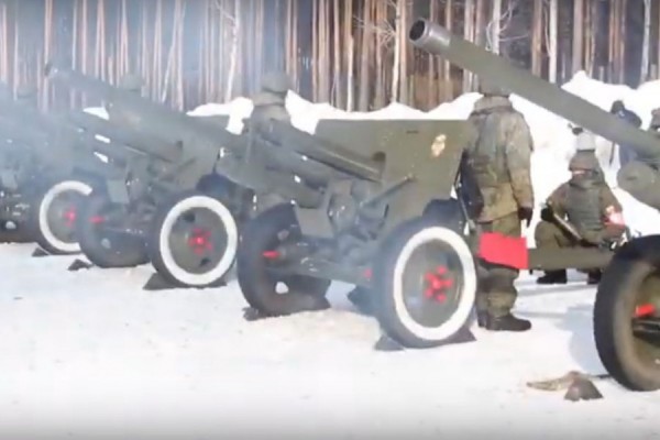Артиллеристы отрепетировали салют в Екатеринбурге из пушек времён войны