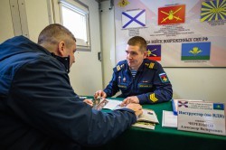 Горожане отметили День защитника Отечества в парке Маяковского