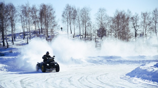 Сергей Карякин устроил гонки на льду Верх-Исетского пруда. Фото Сергей Карякин устроил гонки на льду Верх-Исетского пруда. Фото