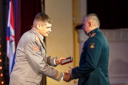 Глава Екатеринбурга поздравил военнослужащих