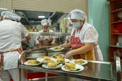 Школьники Екатеринбурга получают правильное питание