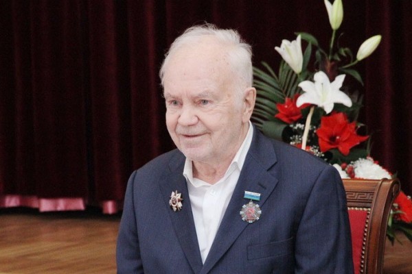 Автор «Уральской рябинушки» Евгений Родыгин принимает поздравления с юбилеем