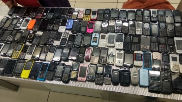 В Кольцово задержали гражданку Таджикистана из-за сотни кнопочных телефонов