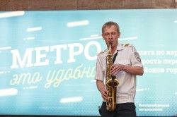 Пассажиры Екатеринбургского метро стали зрителями и слушателями Пассажиры Екатеринбургского метро стали зрителями и слушателями