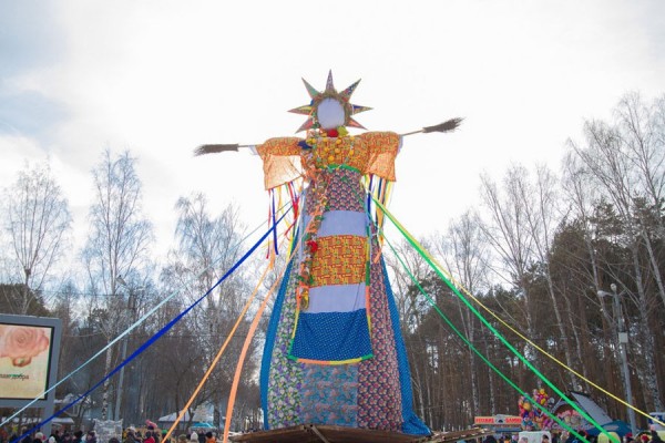 Жители России встречают масленичную неделю и буддистский Новый год