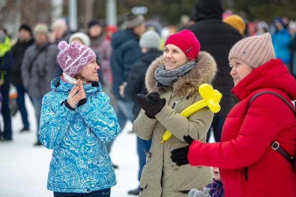 Горожане отметили День защитника Отечества в парке Маяковского