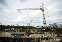 На Урале на стройке перевернулся кран
