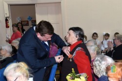 Ветераны войны и труженики тыла продолжают получать юбилейные медали