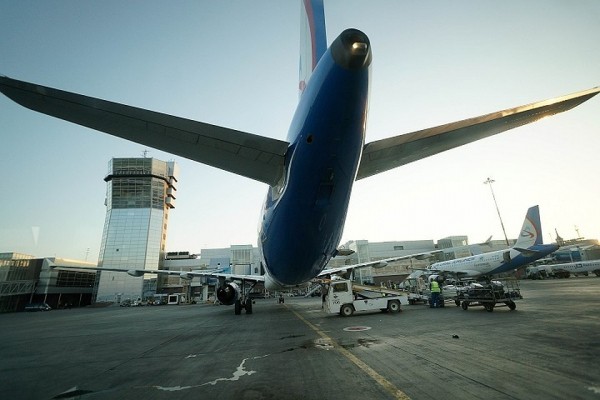 «На борт поднялись люди в защитных костюмах»: в аэропорту Екатеринбурга медики заподозрили коронавирус у двухлетнего малыша