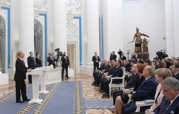 Владимир Путин вручил премии молодым учёным