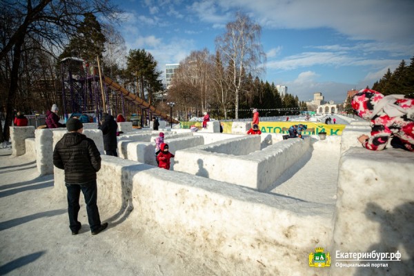 Горожане отметили День защитника Отечества в парке Маяковского
