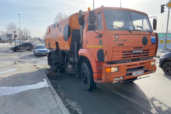 Коммунальщики вывели на подсохшие дороги и тротуары вакуумную технику Коммунальщики вывели на подсохшие дороги и тротуары вакуумную технику