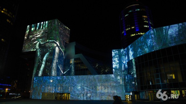 На неделю фасад Ельцин Центра отдадут медиахудожникам со всего мира. Посмотрите, как это будет красиво