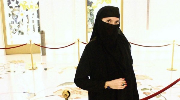 Вместо дефиле в купальнике — хиджаб: история модели, которая считает исламский мир лучшим для женщин