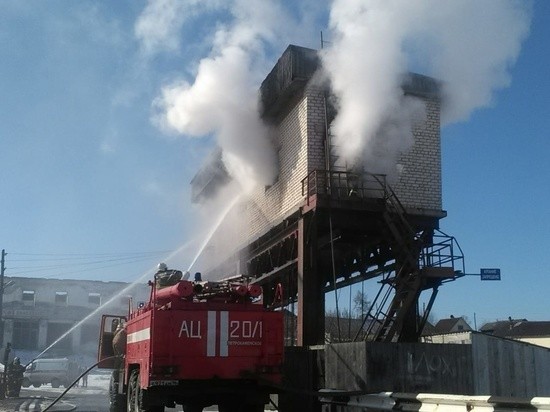 В Свердловской области загорелась плотина