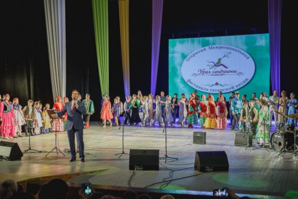 Екатеринбург многонациональный: горожане поздравили Татарстан со столетием