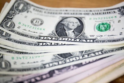 Московская биржа: курс доллара превысил 74 рубля, евро стоит дороже 83 рублей