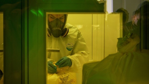 В единственной лаборатории Екатеринбурга 9 человек круглосуточно делают тесты на коронавирус. Репортаж