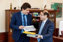 Александр Высокинский встретился с генконсулом КНР в Екатеринбурге Александр Высокинский встретился с генконсулом КНР в Екатеринбурге