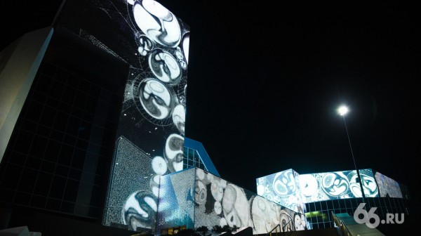 На неделю фасад Ельцин Центра отдадут медиахудожникам со всего мира. Посмотрите, как это будет красиво