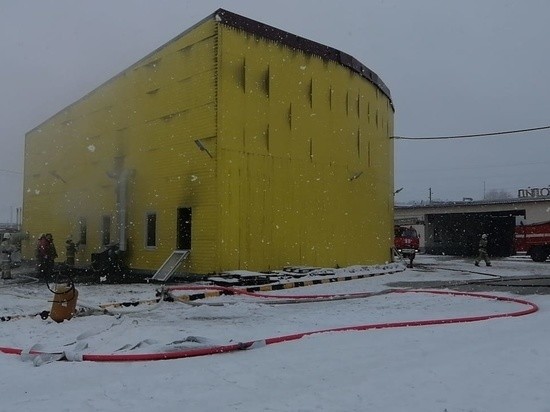 Цех переработки пластиковых изделий загорелся в Арамиле