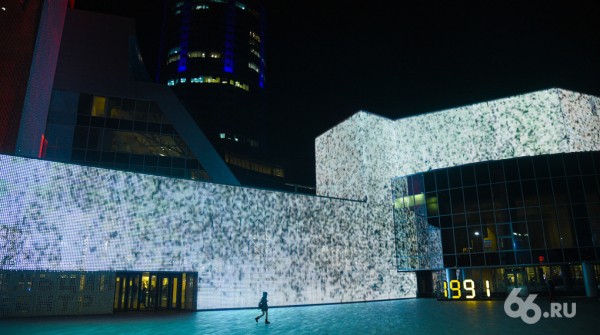 На неделю фасад Ельцин Центра отдадут медиахудожникам со всего мира. Посмотрите, как это будет красиво