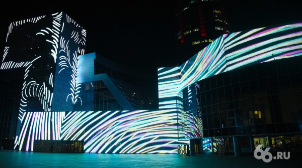 На неделю фасад Ельцин Центра отдадут медиахудожникам со всего мира. Посмотрите, как это будет красиво