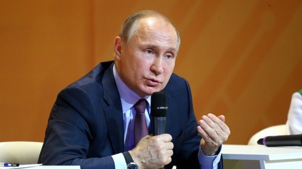 Владимир Путин внес новые поправки в Конституцию. Там &ndash; о Боге и браке