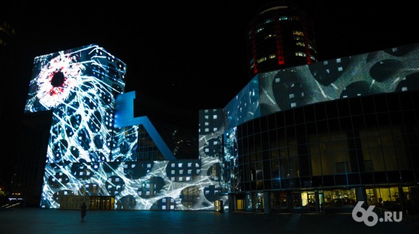 На неделю фасад Ельцин Центра отдадут медиахудожникам со всего мира. Посмотрите, как это будет красиво