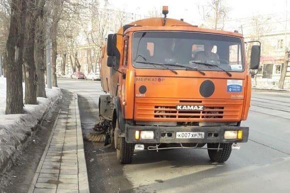 Коммунальщики вывели на подсохшие дороги и тротуары вакуумную технику Коммунальщики вывели на подсохшие дороги и тротуары вакуумную технику