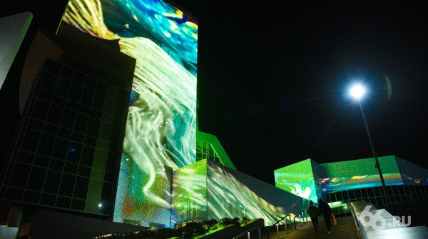 На неделю фасад Ельцин Центра отдадут медиахудожникам со всего мира. Посмотрите, как это будет красиво