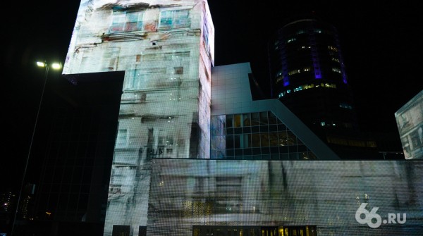 На неделю фасад Ельцин Центра отдадут медиахудожникам со всего мира. Посмотрите, как это будет красиво