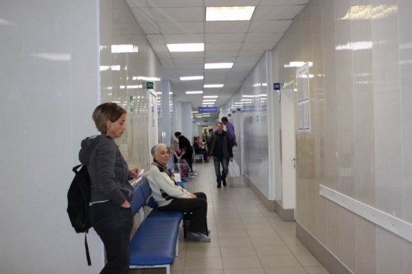 В поликлиниках города медики организовали отдельные входы В поликлиниках города медики организовали отдельные входы